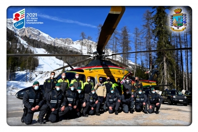 Cortina 2021: Luca De Aliprandini festeggiato dai colleghi della Guardia di Finanza in servizio ai Mondiali di sci alpino.