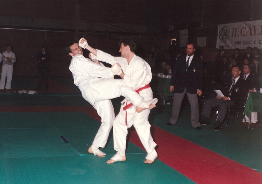 Il finanziere Achille Degli Abbati (con la cintura rossa), valido esponente del karate gialloverde negli anni &#039;80.
