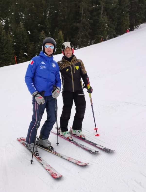 Il vincitore dell&#039;experience di sci alpino con l&#039;ex slalomista Cristian Deville, oggi tecnico delle Fiamme Gialle