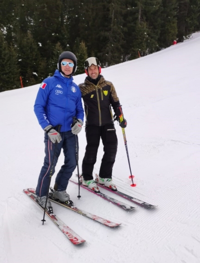 Il vincitore dell&#039;experience di sci alpino con l&#039;ex slalomista Cristian Deville, oggi tecnico delle Fiamme Gialle