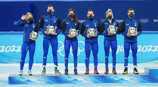 Gli azzurri sul podio della staffetta mista dello short track