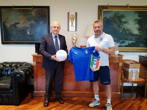 Dopo aver ricevuto il Premio Fair Play Fiamme Gialle, l’allenatore degli esordienti  del Pontisola Igor Trocchia ricevuto in FIGC da Roberto Fabbricini