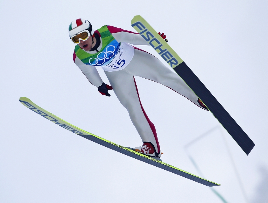 Il finanziere Alessandro Pittin, medaglia di bronzo nella combinata nordica alle Olimpiadi invernali di Vancouver 2010, impegnato nella prova di salto dal trampolino.