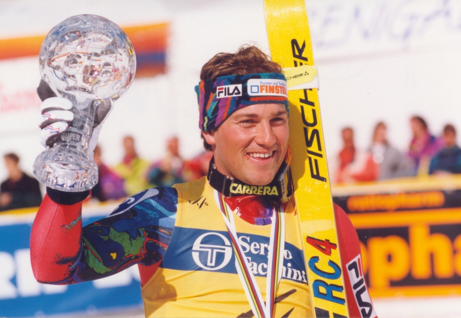 Peter Runggaldier ha vinto la medaglia d&#039;argento nella discesa libera ai Mondiali di Saalbach (Austria) nel 1991. Nella foto in alto mostra la Coppa del Mondo di supergigante vinta nel 1995