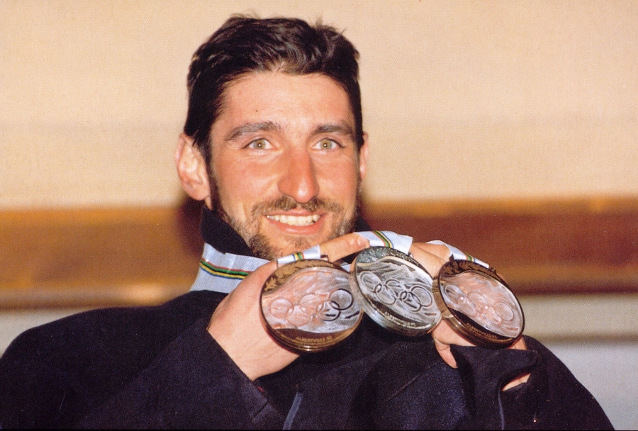 Il fondista Giorgio Vanzetta. Durante la sua carriera ha partecipato a cinque Olimpiadi, vincendo l&#039;oro nella staffetta a Lillehammer&#039; 94, l&#039;argento nella staffetta e il bronzo nell&#039;inseguimento e nella 50km ad Albertville &#039;92.