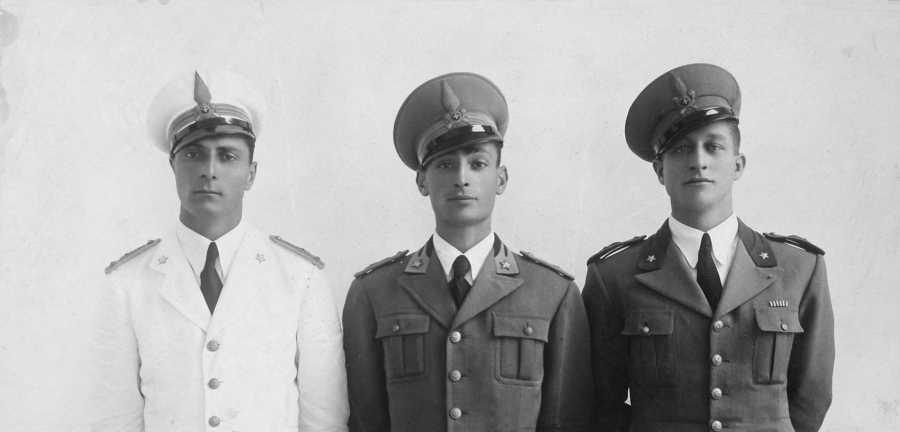 Da sinistra i giovani ufficiali Silvio Obici, Ferdinando Natale e Attilio Rippol vincitori rispettivamente del titolo di &quot;Littore&quot; nel pentathlon moderno, nel salto in alto e nella ginnastica (1938)