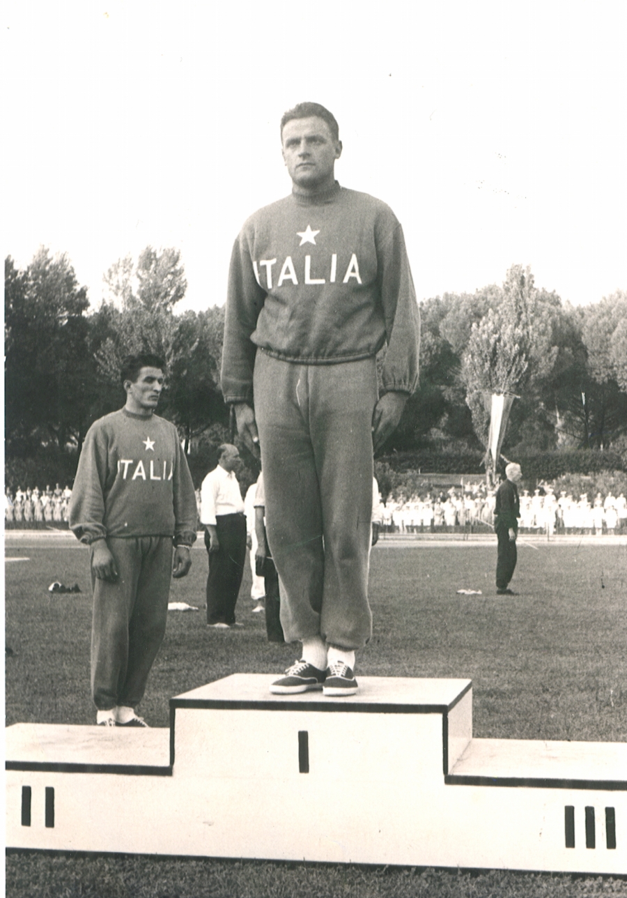 Il martellista gialloverde Ruggero Castagnetti sul podio dei Campionati Mondiali Militari CISM vinti per quattro anni dal 1950 al 1953