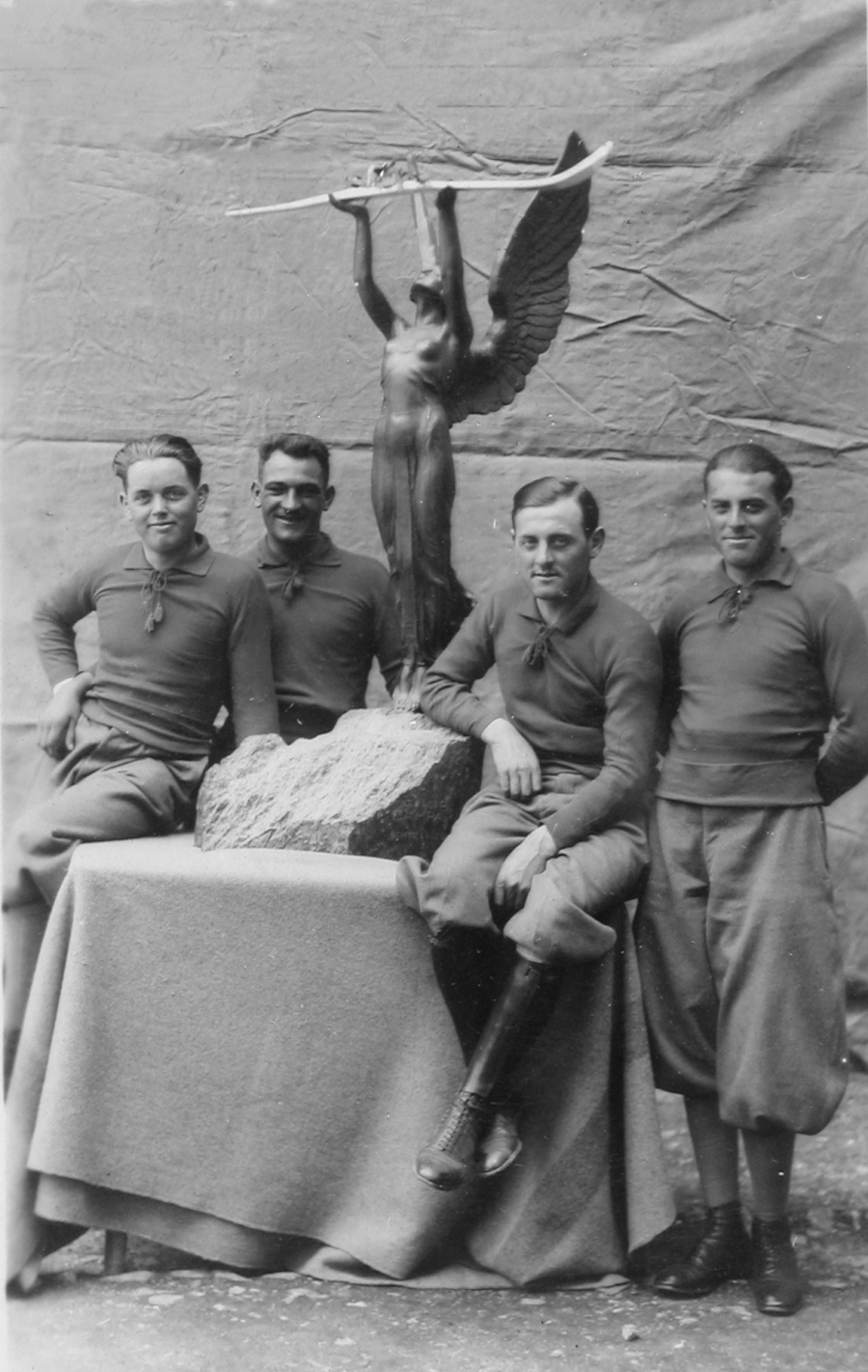 La squadra vincitrice del Trofeo Campari di sci. Da sinistra l&#039;appuntato Francesco Dezulian, l&#039;appuntato Ernesto Zardini, il sottobrigadiere Andrea Vuerich e la guardia Elia Vuerich (1931)