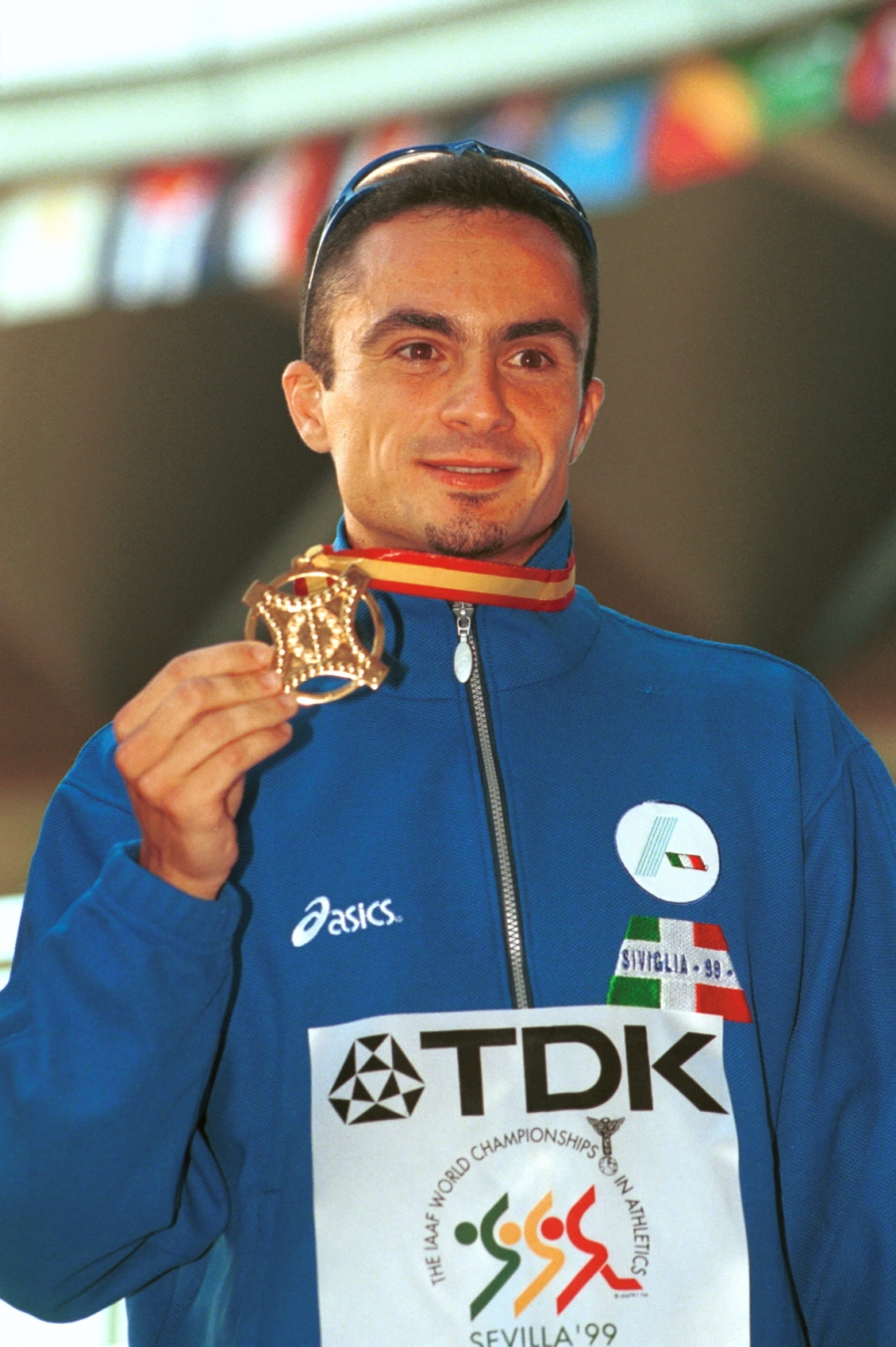 Fabrizio Mori con la medaglia d&#039;oro vinta ai Campionati Mondiali di Siviglia del 1999