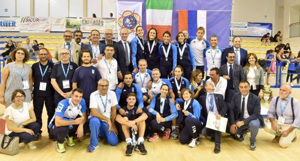 Alberto Pellegrini e Camilla Mancini conquistano la medaglia d&#039;oro nelle gare a squadre di  sciabola maschile e  fioretto femminile
