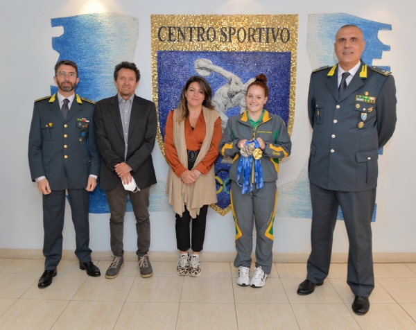 Il Comandante del Centro Sportivo Gen. B. Aniello incontra L’a.f Chiara Pellacani reduce dalle 5 medaglie conquistate ai Campionati Europei di Budapest