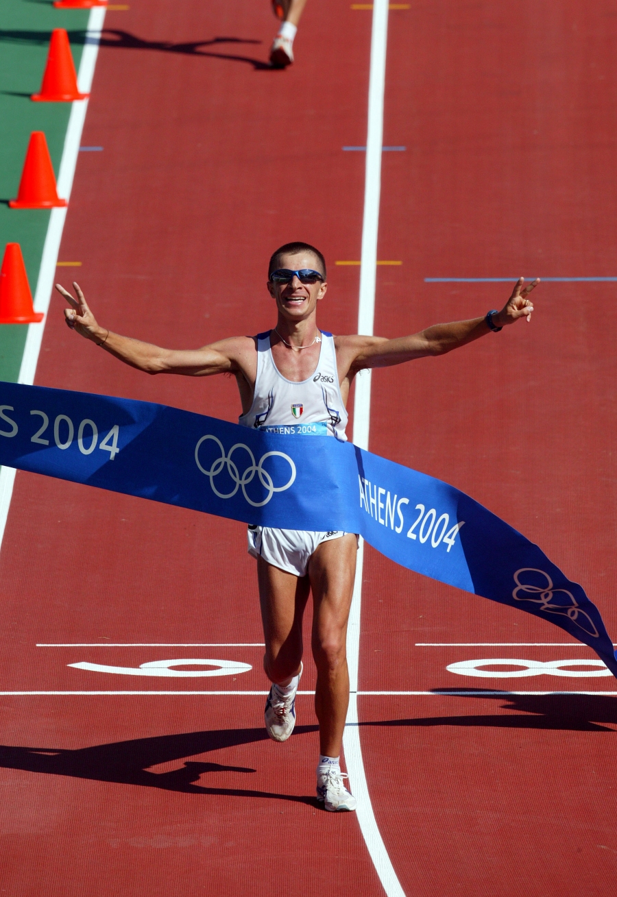 Il finanziere Ivano Brugnetti taglia vittorioso il traguardo della 20 km di marcia alle Olimpiadi di atene 2004.