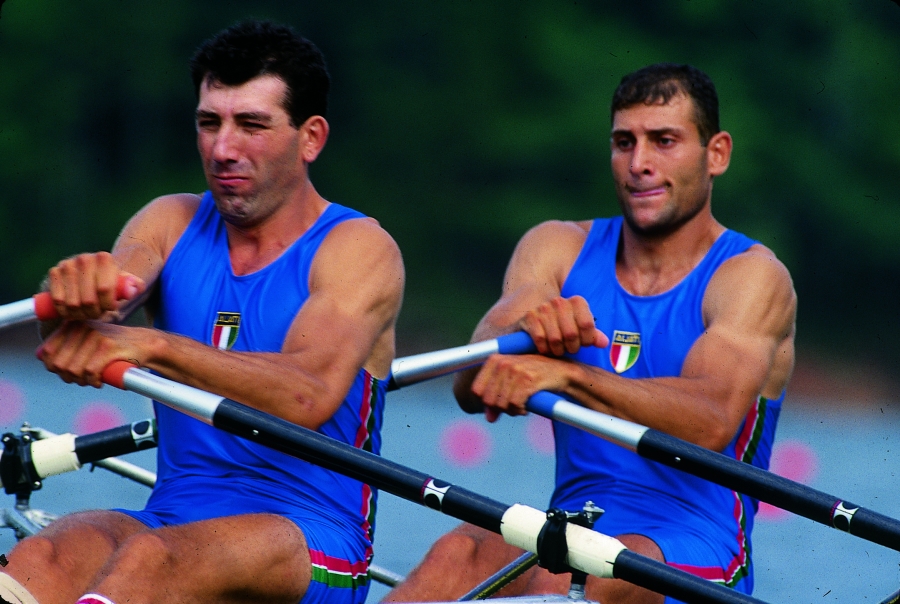 Il finanziere Agostino Abbagnale insieme a Davide Tizzano durante la gara olimpica del &quot;due di coppia&quot; di Atlanta &#039;96.