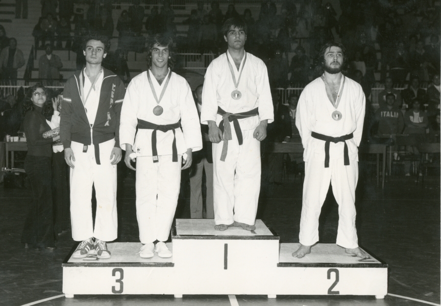 Claudio Culasso è stato il primo atleta della storia del karate italiano, e quindi delle Fiamme Gialle, a vincere un titolo europeo junior. Nella foto, Culasso sul gradino più alto del podio ai Campionati Europei Juniores di karate del 1975 a Roma.