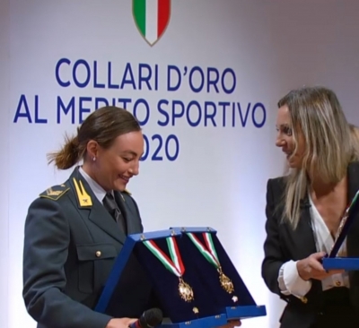 Dorothea Wierer premiata dal Sottosegretario con delega allo sport Valentina Vezzali