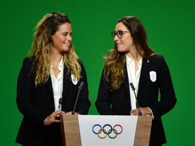 Pechino 2022: Sofia Goggia passa il Tricolore nelle mani di Michela Moioli.