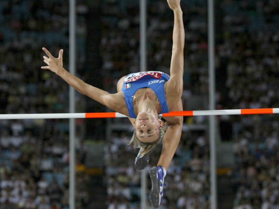 Antonietta Di Martino in gara nel salto in alto ai campionati Mondiali di Osaka 2007, dove conquistò la medaglia d&#039;argento (a destra) eguagliando con la misura di 2.03m il primato italiano che già le apparteneva.