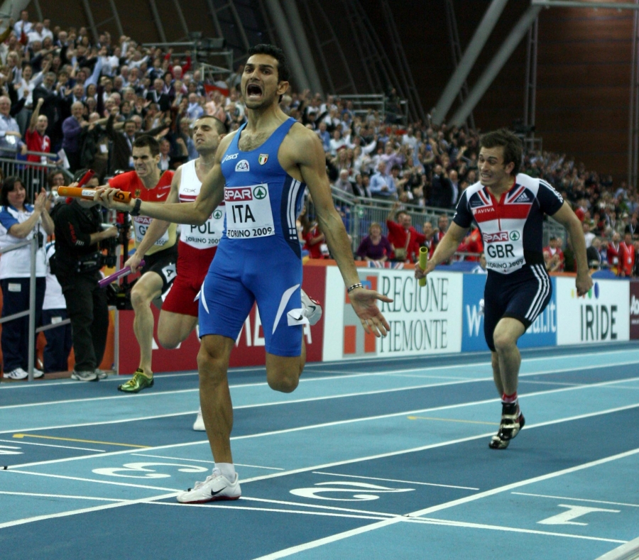 Il finanziere Claudio Licciardello trascina la staffetta 4x100 azzurra alla vittoria ai Campionati Europei Indoor di Torino 2009, dove vinse anche la medaglia d&#039;argento nei 400 metri.