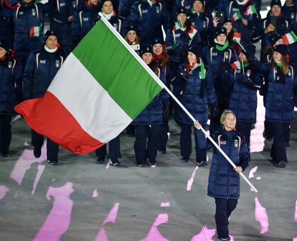 Arianna Fontana portabandiera dell&#039;Italia alla sfilata d&#039;apertura dei Giochi Olimpici Invernali di PyeongChang